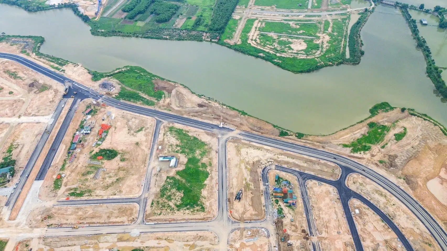 Tiến độ Pearl Rivera Mê Linh — trục đường chính đang thi công bên hồ